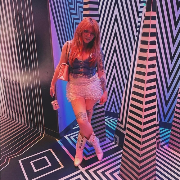 Meet your Posher, Hannah - Picture 2 of 2